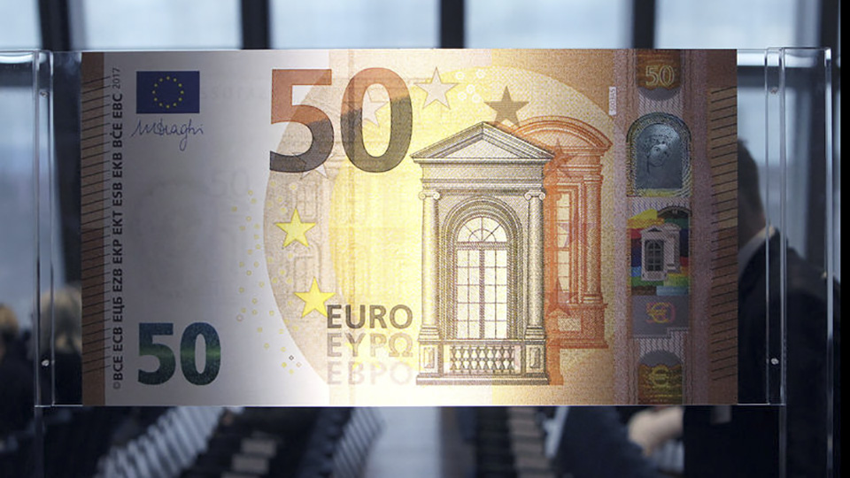 Euro giảm xuống ngưỡng thấp trước cuộc bỏ phiếu bất tín nhiệm ở Ý